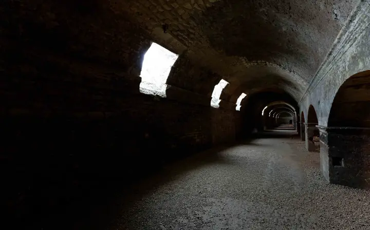Galeries souterraines des cryptoportiques d'Arles mises en lumière